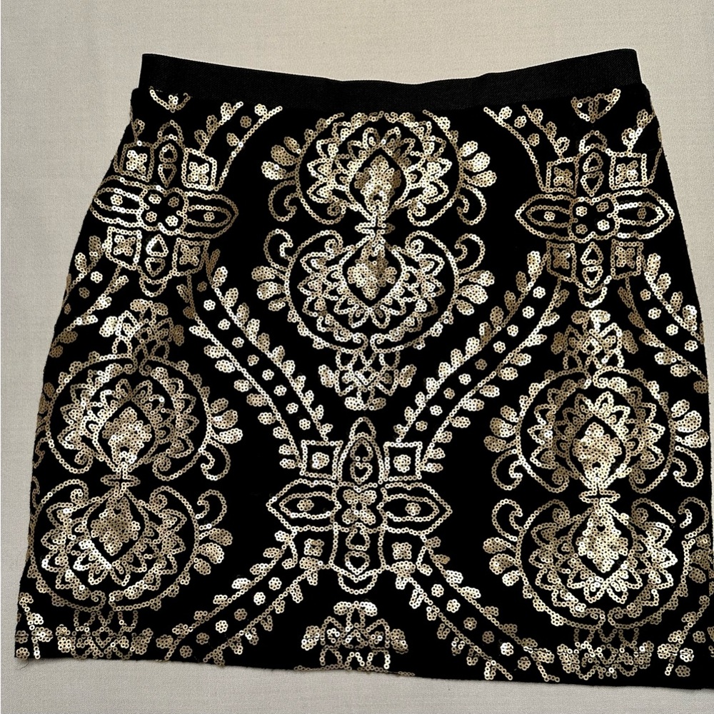Forever 21. Black and white sequin mini skirt. Size M.